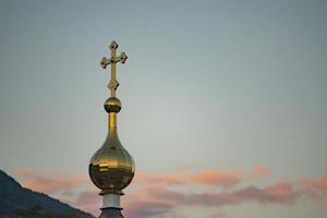 la cúpula dorada de la capilla contra el fondo del cielo nocturno foto