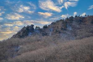 hermoso paisaje de montaña en temporada de invierno. foto