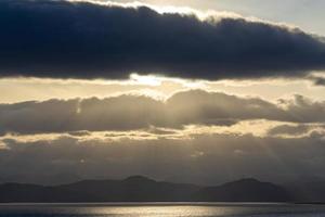 puesta de sol sobre la bahía de avacha. petropavlovsk-kamchatsky foto