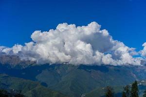 paisaje de montaña contra el cielo azul nublado en krasnaya polyana sochi foto