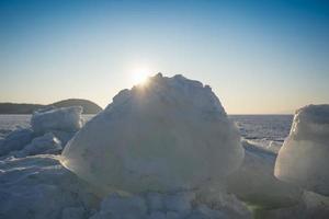 bloques de hielo en el fondo del mar congelado foto