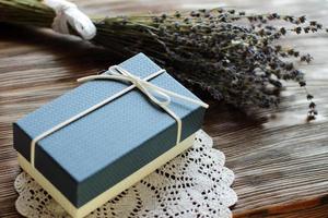 Caja de regalo azul con flores de lavanda. foto