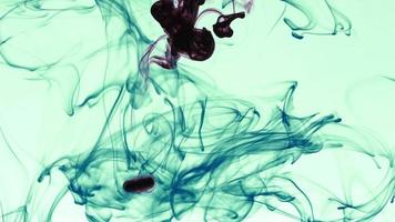 Gotas de tinta abstracta y esparcidas en agua. video