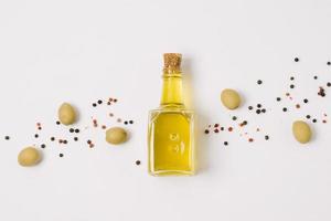 aceite de oliva con aceitunas y especias vista superior