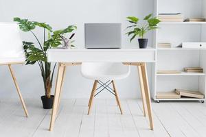 espacio de trabajo para empleados de oficina con mesa para laptop