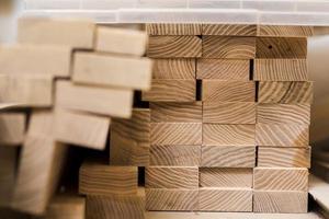 Pila de tablones de madera en el taller