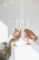 brindando con champán en una fiesta de año nuevo foto