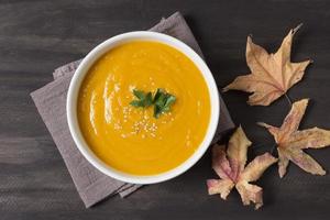 sopa de crema de vista superior y hojas de otoño