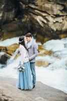 joven pareja enamorada en un río de montaña foto