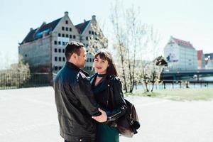 Feliz chico y chica caminando por las calles turísticas de la vieja Europa foto