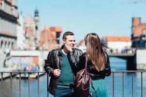 Feliz chico y chica caminando por las calles turísticas de la vieja Europa foto