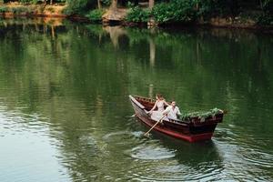 un viaje en barco para un chico y una chica por los canales y bahías del río foto