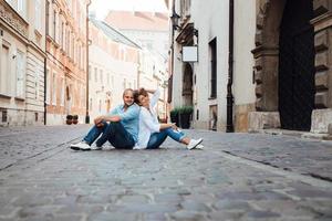 chico y una chica caminan felices por la mañana en las calles vacías foto