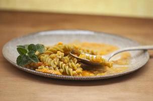 pasta de guisantes en salsa de pimienta foto