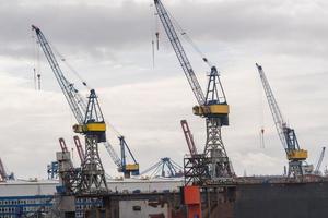 Grúas móviles para contenedores en el puerto de Hamburgo foto