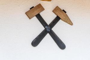 Two crossed hammers photo