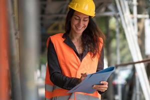 mujer sonriente, trabajador de la fábrica foto