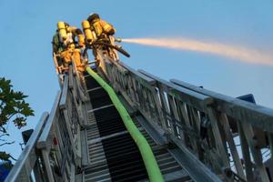 Bomberos extinguiendo un incendio. foto