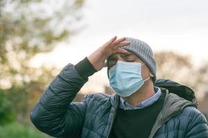 dolor de cabeza en el parque durante la pandemia de covid foto