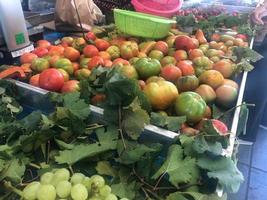 montón de tomates frescos para la venta foto