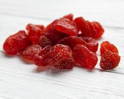 fresas secas en una mesa foto