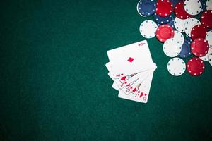 escalera real jugando a las cartas fichas de casino fondo de póquer verde. concepto de fotografía hermosa de alta calidad y resolución foto