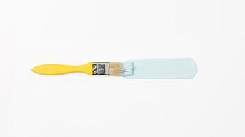 vista superior pincel amarillo con pintura azul. concepto de fotografía hermosa de alta calidad y resolución foto