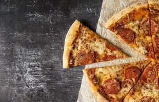 vista superior rebanadas de pizza de salami. concepto de fotografía hermosa de alta calidad y resolución
