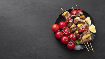 vista superior delicioso kebab con espacio de copia de tomates. concepto de fotografía hermosa de alta calidad y resolución foto