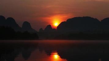 Reflexiones del amanecer de la mañana laguna natural Krabi Tailandia video