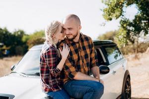 viajando en coche de una joven pareja de un chico y una chica foto