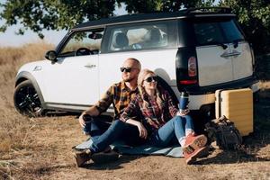 viajando en coche de una joven pareja de un chico y una chica foto