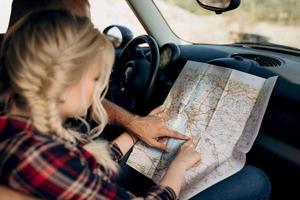 viajando en coche de una joven pareja de un chico y una chica foto