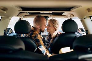 viajando en coche de una joven pareja de un chico y una chica foto