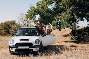 viajando en coche de una joven pareja de un chico y una chica foto