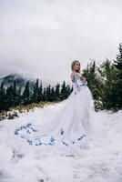 novia de blanco en los cárpatos de las montañas foto