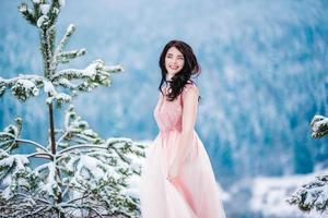 Novia con cabello castaño fondo azul de las montañas de invierno