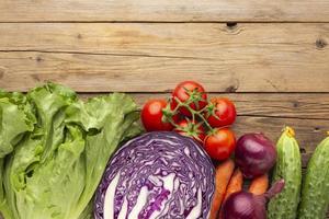 Arreglo de verduras frescas en la mesa de madera foto