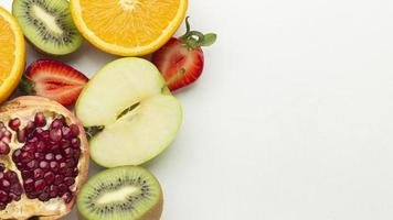 Vista superior de arreglo de frutas frescas con espacio en blanco foto