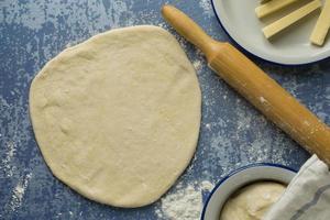 elaboración de tequeños tradicionales con queso foto