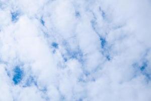 Aireadas nubes porosas en el cielo con espacio de copia, fondo de cielo blanco foto