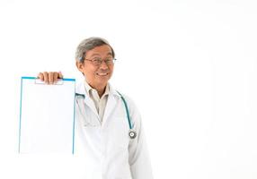 Senior médico de sexo masculino asiático y emociones, aislado foto