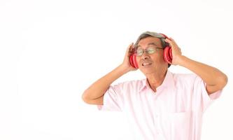 Senior hombre asiático feliz de escuchar música en línea, aislado