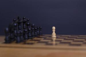 derrota y victoria en un tablero de ajedrez foto