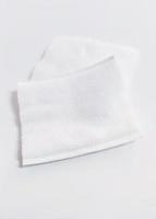 Pila de almohadillas de algodón blanco sobre fondo blanco. foto