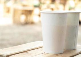 Embalaje ecológico maqueta de vidrio de papel desechable para café. té . jugo y agua. listo para el diseño en la mesa de madera. Fondo de tono vintage. guardar la idea del concepto de medio ambiente.