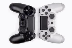 Controlador de juegos de joystick aislado sobre fondo blanco, consola de videojuegos desarrollada entretenimiento interactivo foto