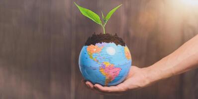 día mundial del medio ambiente .amor al mundo .mano sosteniendo un globo foto