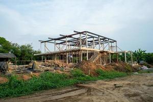 Estructura de una casa en construcción en un sitio con un fondo de cielo azul foto