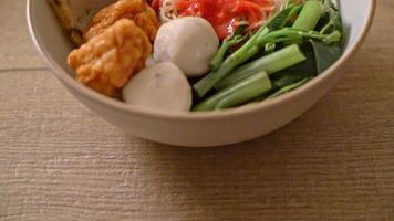 Eiernudeln mit Fischbällchen und Garnelenbällchen in rosa Sauce video